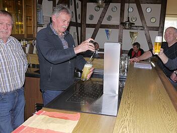 Na dann Prost: Siegfried Elsner, Klaus Schmidt, Werner Rauscher und Norbert Kräußlich (von links) sorgen vor und hinter dem Tresen dafür, dass der TSV Großwalbur mit seinem Sportheim eine zuverlässige Einnahmequelle hat. Foto: Berthold Köhler