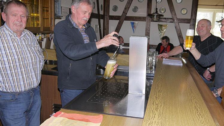 Na dann Prost: Siegfried Elsner, Klaus Schmidt, Werner Rauscher und Norbert Kräußlich (von links) sorgen vor und hinter dem Tresen dafür, dass der TSV Großwalbur mit seinem Sportheim eine zuverlässige Einnahmequelle hat. Foto: Berthold Köhler