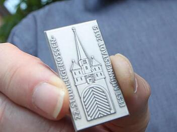 Die Plakette fürs Studiengenossenfest ist fertig. Foto: Heike Beudert