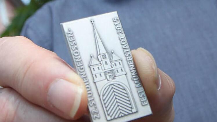 Die Plakette fürs Studiengenossenfest ist fertig. Foto: Heike Beudert