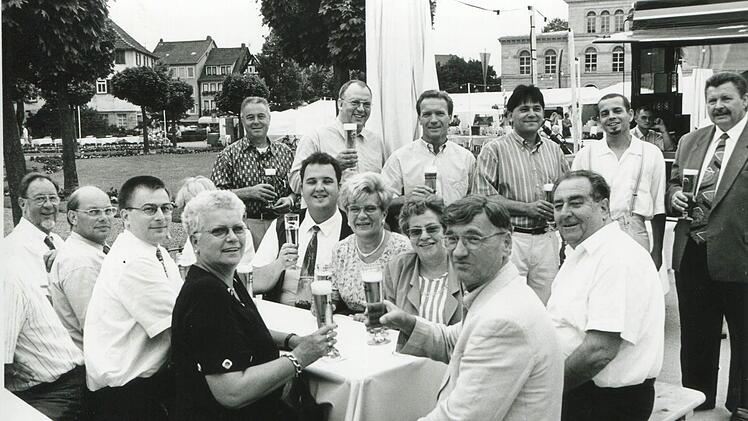 Tanzvorführungen heimischer Gruppen waren schon immer Bestandteil des Schlossplatzfests - doch auch das "Sehen und Gesehen werden" ist wichtig. Auf dem Bild unten sitzen 1998 am "Politik-Stammtisch" die Stadträte (von links) Peter Reingruber, Hans-Heinrich Ulmann, Christian Müller, Monika Stolba, Carl-Christian Dressel, Frau Schaffer aus dem Rathaus, Gerda Rose, Peter Kolb und Walter Schwab. Fotos: CT-Archiv