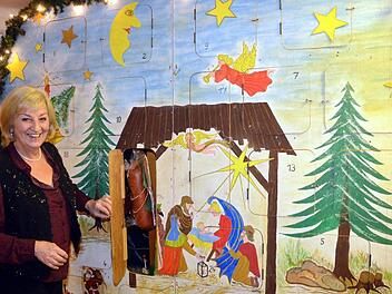 In den Adventskalender des Rauchclubs Blaue Wolke Steinach passt schon mal eine ganze Wurst, wie Vorsitzende Ulla Dempsey zeigt. Foto: Peter Rauch