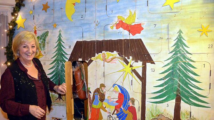 In den Adventskalender des Rauchclubs Blaue Wolke Steinach passt schon mal eine ganze Wurst, wie Vorsitzende Ulla Dempsey zeigt. Foto: Peter Rauch