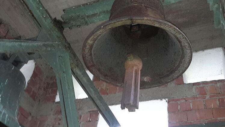 Gut erkennbar ist, wie der Zahn der Zeit hat an den Klangkörpern des Bad Brückenauer Gotteshauses genagt hat. Zwei Glocken müssen deswegen komplett ausgetauscht werden. Eine dritte Glocke muss komplett restauriert werden. Foto: Rolf Pralle