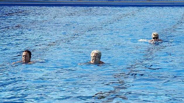 Ilse Klarmann (Mitte) war die Erste im Wasser, als am Pfingstsamstag das Eltmanner Freibad er&ouml;ffnet wurde. 14 Grad Luft-, 22,5 Grad Wassertemperatur waren f&uuml;r die Dauerschwimmer durchaus angenehm.