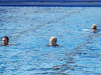 Ilse Klarmann (Mitte) war die Erste im Wasser, als am Pfingstsamstag das Eltmanner Freibad eröffnet wurde. 14 Grad Luft-, 22,5 Grad Wassertemperatur waren für die Dauerschwimmer durchaus angenehm.