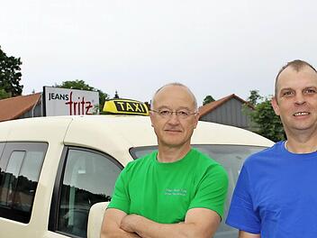 Die Taxiunternehmer Imre Marcovic und Helmut Emmert haben sich erst kürzlich zusammengeschlossen, um einen optimierten Betrieb anbieten zu können. Foto: Julia Raab