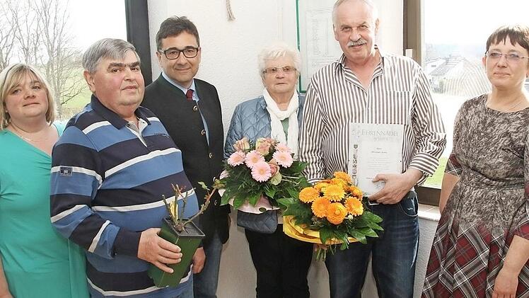 Ehrungen beim Obst -und Gartenbauverein Obersiemau-Birkach am Forst (von links): Zweite Vorsitzende Tanja Pohl, Günther Gick, Bürgermeister Rolf Rosenbauer, Marianne Spörk, Christian Kern, Vorsitzende Karin Rittweger  Foto: Michael Stelzner