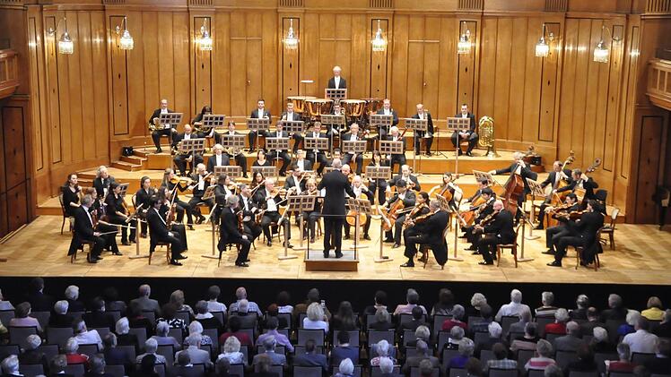 Eine wunderbare Symbiose Gerd Schaller und die Musiker des Staatsorchesters Braunschweig. Mit einem einzigartigen Konzert krönten sie ihre Zusammenarbeit. Foto: Peter Klopf