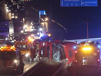 Ein Lkw krachte im Februar auf der A9 bei Bayreuth in die Mittelschutzplanke. Der Unfall verlief einigermaßen glimpflich. Doch wie gefährlich sind Frankens Autobahnen wirklich? Foto: NEWS5 / Fricke