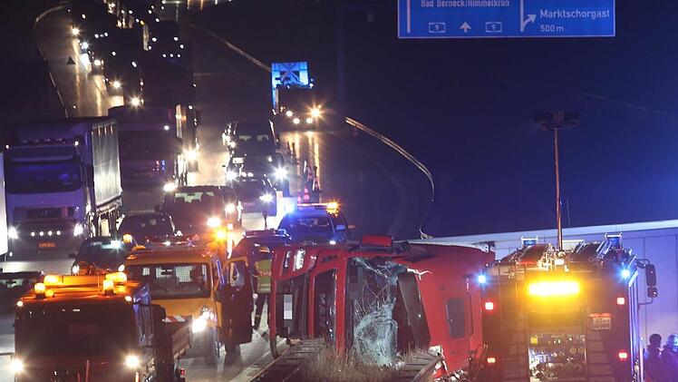 Ein Lkw krachte im Februar auf der A9 bei Bayreuth in die Mittelschutzplanke. Der Unfall verlief einigermaßen glimpflich. Doch wie gefährlich sind Frankens Autobahnen wirklich? Foto: NEWS5 / Fricke