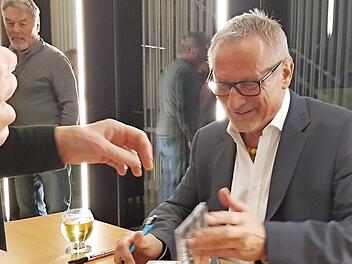 Bereitwillig signierte Konstantin Wecker nach der Lesung seine Bücher. Foto: Eckehard Kiesewetter