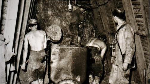 Der Beruf des Bergmanns war ein knochenharter Job. Die Aufnahme zeigt Stockheimer Bergleute im Jahre 1960 in etwa 300 Meter Tiefe vor Steinkohle. Mit der Pfannschippe wurde mühsam das Brennmaterial in sogenannte "Hunte" geladen.  Repor: Gerd Fleischmann