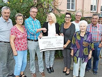 Das Vereinsvermögen der aufgelösten Sängervereinigung Creidlitz wurde dem Kindergarten gespendet. Von links: Reiner Dressel, Ehrenmitglied Elke Tretter, Ehrenvorsitzender Roland Dressel, Kindergartenleiterin Andrea Matthes, Vorsitzende Susanne Schmidt, Ehrenmitglied Karl Tretter, Marianne Elsner und Hans-Joachim Köhler. Foto: Desombre