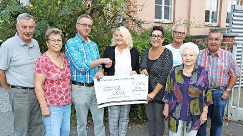 Das Vereinsvermögen der aufgelösten Sängervereinigung Creidlitz wurde dem Kindergarten gespendet. Von links: Reiner Dressel, Ehrenmitglied Elke Tretter, Ehrenvorsitzender Roland Dressel, Kindergartenleiterin Andrea Matthes, Vorsitzende Susanne Schmidt, Ehrenmitglied Karl Tretter, Marianne Elsner und Hans-Joachim Köhler. Foto: Desombre