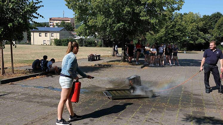 Endlich durften die Schüler auch selbst zur Tat mit den Feuerlöschern greifen.Gerd Schaar