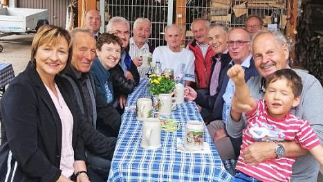 Herbert Geißler (hinten, Mitte) mit Sohn Thomas Geißler (vorne, rechts) im Kreise der Gratulanten  Foto: Werner Reißaus