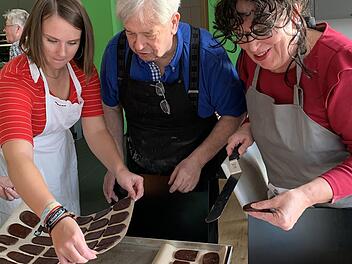 Franziska B&ouml;hner (links) und Petra Griebel (rechts) lassen sich von Hans-Dieter Herold Tipps geben, wie die Butterbrote garantiert gelingen. Foto: Sonny Adam