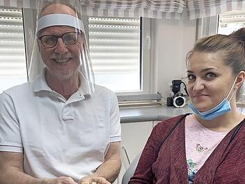 Zeigt her eure Zähne ... Michael Pampel mit Zahnarzthelferin Regina Foto: Privat