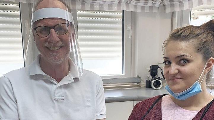 Zeigt her eure Zähne ... Michael Pampel mit Zahnarzthelferin Regina Foto: Privat