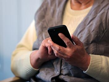 Seniorin mit Handy