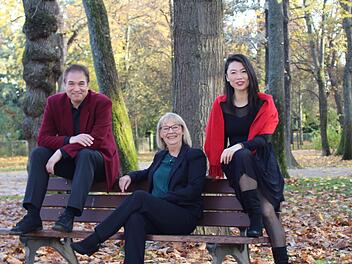 Xiao Liu (Sopran), Marina Palmer (Klavier) und Rainer Denk (Sprecher, von rechts) pr&auml;sentieren ein facettenreiches Programm, das europ&auml;ische Romantik, j&uuml;dische Klangwelten, Moderne, Jazz und Broadway miteinander verbindet.