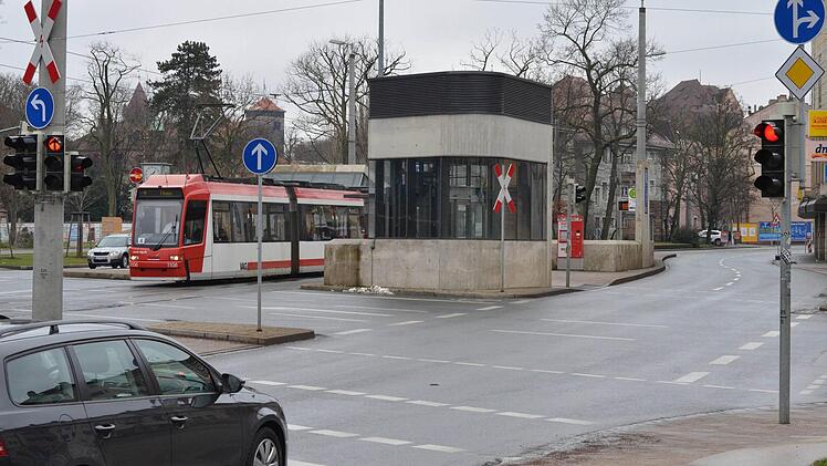 Der Friedrich-Ebert-Platz ist barrierefreier Verkehrsknotenpunkt ohne Aufenthaltsqualität. Foto: Nikolas Pelke