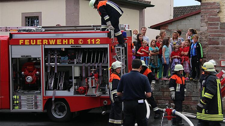 Auch die Dorfjugend zeigte großes Interesse an der Feuerwehrübung.