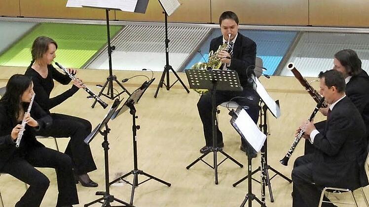 Die Musiker des "Nürnberger Nonetts" präsentierten im Atrium der Maximilian-von-Welsch-Schule unter anderem "Le Tombeau de Couperin" von Maurice Ravel.  Foto: Carina Kuhnlein
