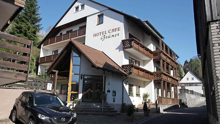 Die Zeiten als Hotel sind vorbei für das bisherige Hotel Café Grüner in Obertrubach. Bald ziehen Asylanten ein. Das Haus wird also weiter menschen beherbergen. Foto: Franz Galster