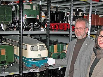 Museumsdirektorin Russalka Nikolov und Sammlungsleiter Stefan Ebenfeld sind stolz, die Eisenbahnmodelle nun in einer Ausstellung präsentieren zu können. Foto: Klaus Oelzner