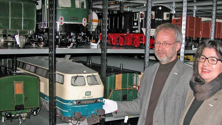Museumsdirektorin Russalka Nikolov und Sammlungsleiter Stefan Ebenfeld sind stolz, die Eisenbahnmodelle nun in einer Ausstellung präsentieren zu können. Foto: Klaus Oelzner