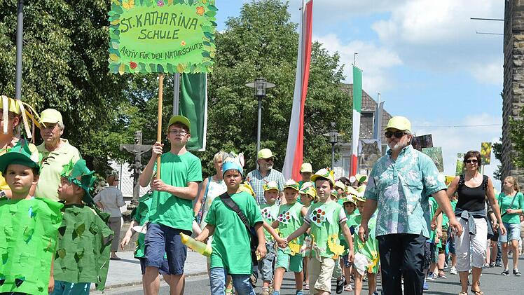 Grünes Motto, grünes Schild der St.-Katharina-Schule  Foto: Ronald Rinklef