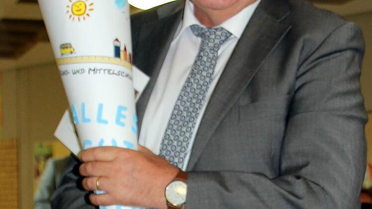 Von den Schülern bekam Rektor Helmut Dillig zur Ausschulung eine Zuckertüte. Foto: Bettina Knauth