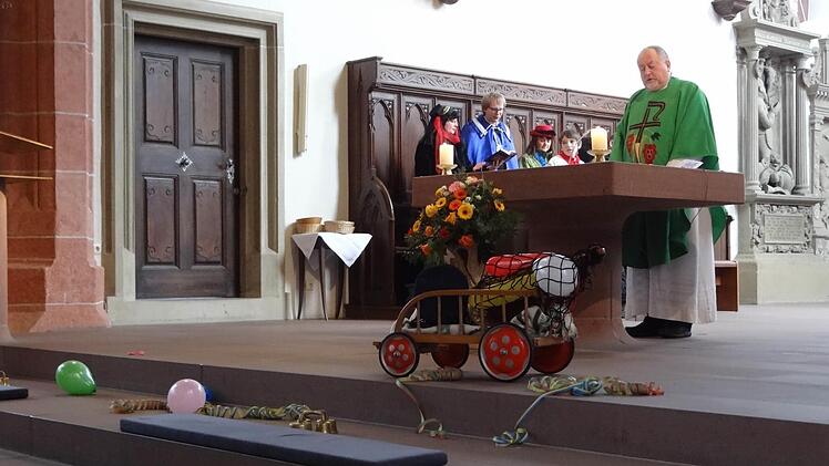 Andacht trotz Fasching? Seit Jahren schon wird in Ebern am Faschingssonntag ein Festgottesdienst mit Predigt in Reimform gehalten. Auch in der Kirche darf gelacht werden.