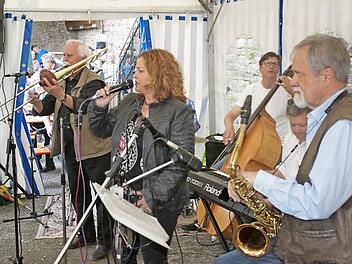 Wer Lust auf Musik hat, darf sich einreihen und mitmachen beim Jazz-Fest so wie Hilde Wischnewski, die zum Mikrofon griff.  Foto: Winfried Ehling