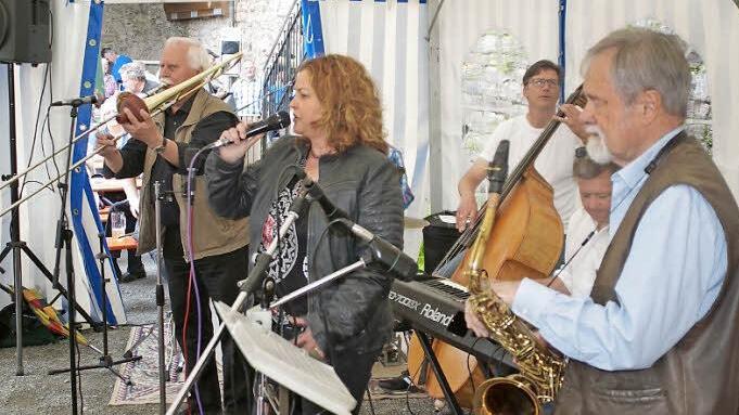 Wer Lust auf Musik hat, darf sich einreihen und mitmachen beim Jazz-Fest so wie Hilde Wischnewski, die zum Mikrofon griff.  Foto: Winfried Ehling