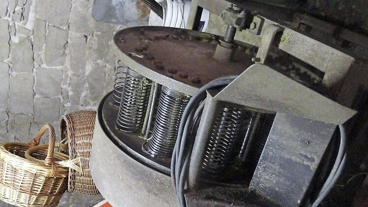 Im Hause Rippstein gibt es noch die Schälmaschine, die einst den Sander Korbmachern einen großen Fortschritt brachte. Vorher war das Abschälen der Weidenrinde reine Handarbeit. Fotos: Günther Geiling