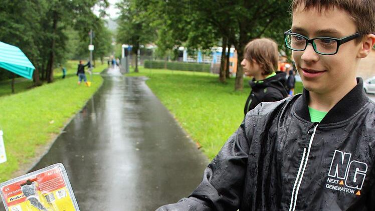Bewaffnet mit Handschuhen, Eimern und Tüten zogen die Schüler los, um achtlos weggeworfenen Unrat zu beseitigen.  Foto: Julia Raab