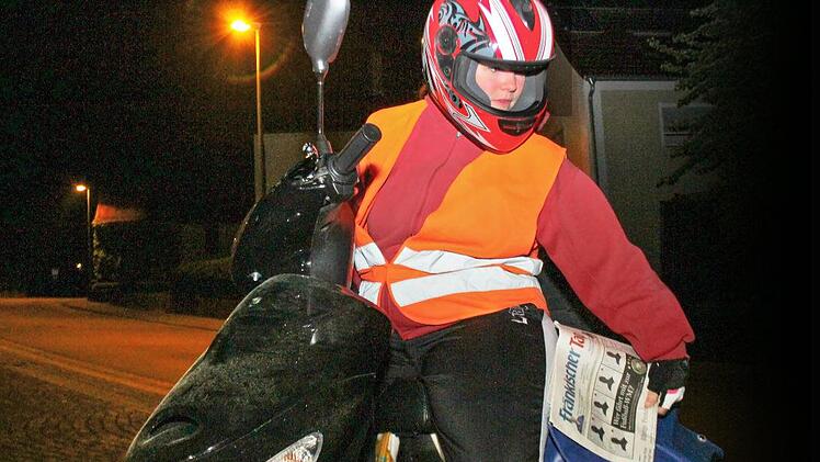 Sabine auf  ihrer Maschine:  Auf zwei R&auml;dern ist sie beim Zeitungsausteilen schneller als  vierr&auml;drig. Foto: Andreas Hofbauer