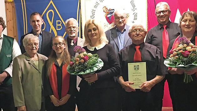 Ehrungen beim Gesangverein Tannfeld; im Bild (vorne, von links) Steffen Schwarz, Berthilde Zapf, Stefanie Retsch (zehn Jahre), Helena Birkle (zehn), Willi Schwarz (60) und Barbara Amschler (40) sowie (hintere Reihe, von links) Martin Bernreuther, Professor Klaus Hoffmann, Klaus Linhardt und Vorsitzender Reinhold F&ouml;rtsch  Foto: privat