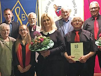 Ehrungen beim Gesangverein Tannfeld; im Bild (vorne, von links) Steffen Schwarz, Berthilde Zapf, Stefanie Retsch (zehn Jahre), Helena Birkle (zehn), Willi Schwarz (60) und Barbara Amschler (40) sowie (hintere Reihe, von links) Martin Bernreuther, Professor Klaus Hoffmann, Klaus Linhardt und Vorsitzender Reinhold Förtsch  Foto: privat