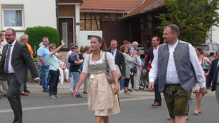 Den TV-Festzug f&uuml;hrten Schirmherr Martin Mittag mit seiner Frau Julia und Landrat Sebastian Straubel an. Dahinter ist der Meederer Gemeinderat mit B&uuml;rgermeister Bernd H&ouml;fer (links) zu sehen. Foto: Karin G&uuml;nther