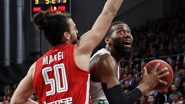 Einen schweren Stand hatte Assem Marei gegen den M&uuml;nchner Center Greg Monroe (rechts). Foto: Daniel L&ouml;b