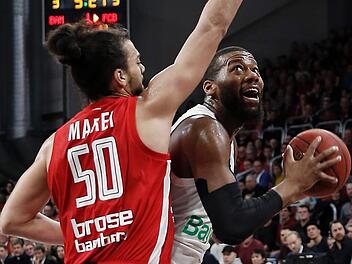 Einen schweren Stand hatte Assem Marei gegen den Münchner Center Greg Monroe (rechts). Foto: Daniel Löb
