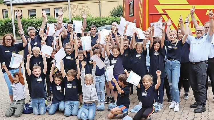 Die erfolgreichen Kinderflammentr&auml;ger aus Altenkunstadt freuten sich mit den Feuerwehrf&uuml;hrungskr&auml;ften und probten die La-Ola-Welle.