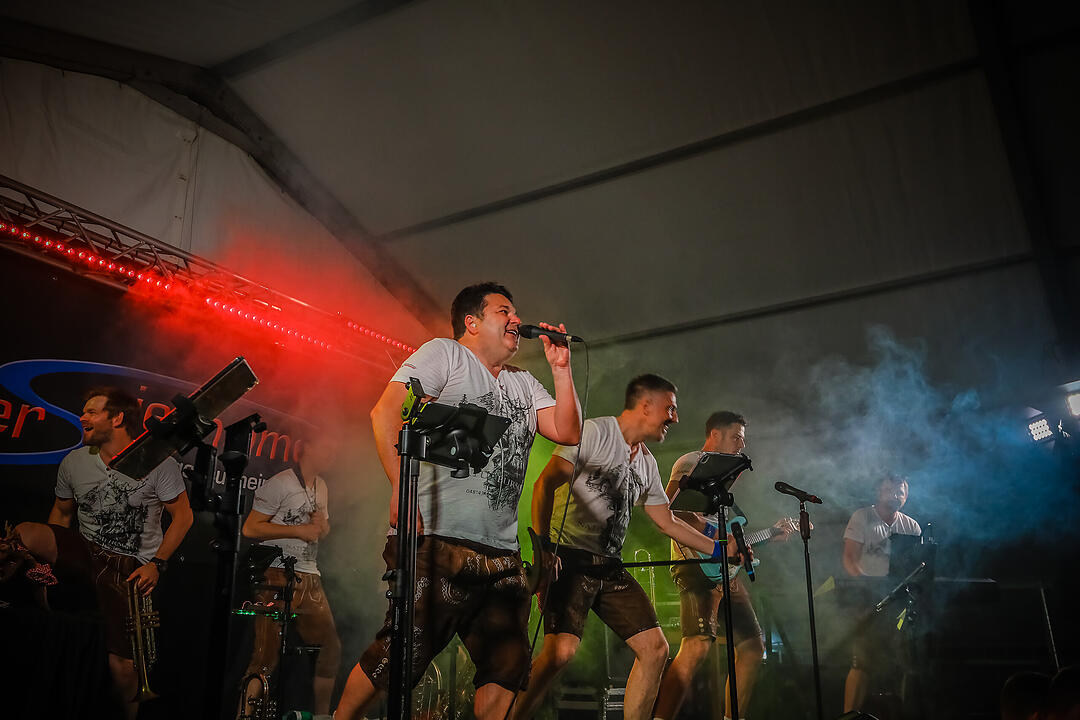 Samstagsparty im Festzelt!