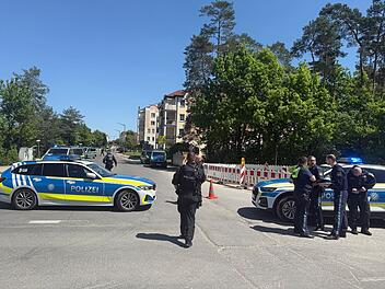 Person mit Waffe versetzt Schule in Panik - SEK durchsucht Gebäude
