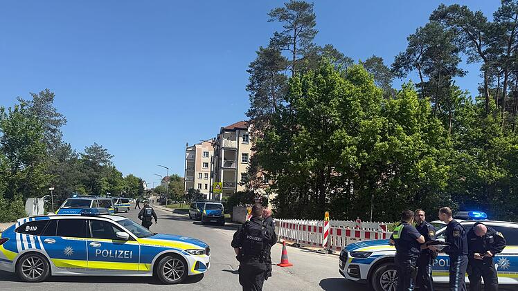 Person mit Waffe versetzt Schule in Panik - SEK durchsucht Gebäude