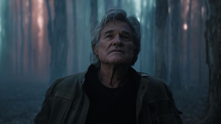 Lee Shaw (Kurt Russell) wartet auf seine Rettung aus Axis Mundi.